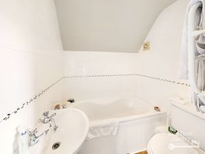 Ensuite- click for photo gallery